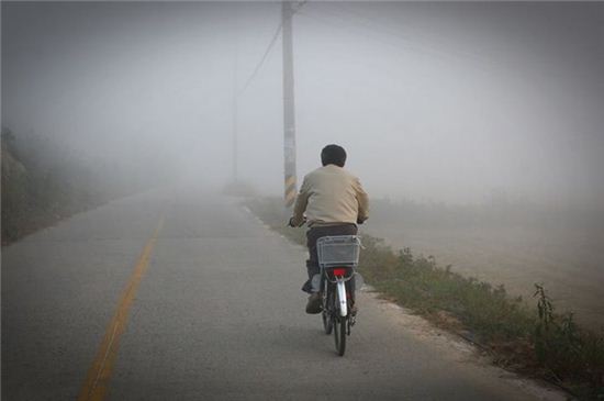 고 노무현 대통령이 자전거를 타고 봉화마을 가는 사진 