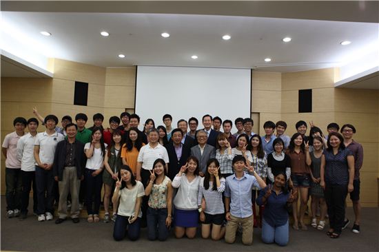지난해 8월 대전 LG화학에서 열린 연합멘토링 행사 참여자들이 기념촬영하고 있다.