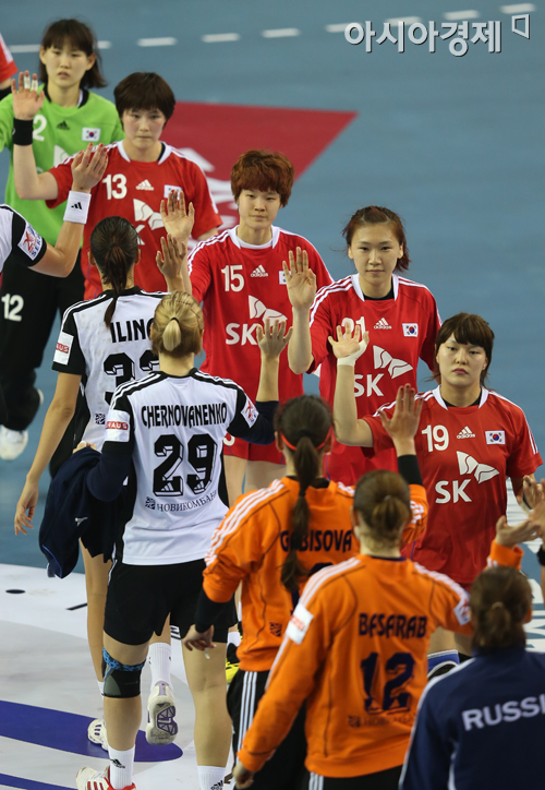 한국 여자핸드볼 대표팀이 2013 서울컵 4개국 국제여자핸드볼대회 개막전에서 러시아를 35-31로 물리쳤다. [사진=정재훈 기자]