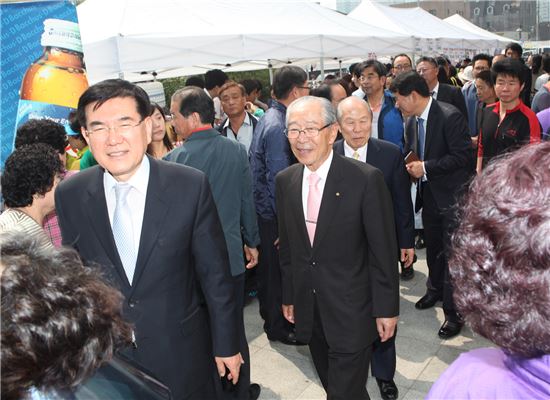 유덕열 동대문구청장(왼쪽)과 강신호 동아쏘시오그룹 회장이 바자회 현장을 둘러보고 있다.

