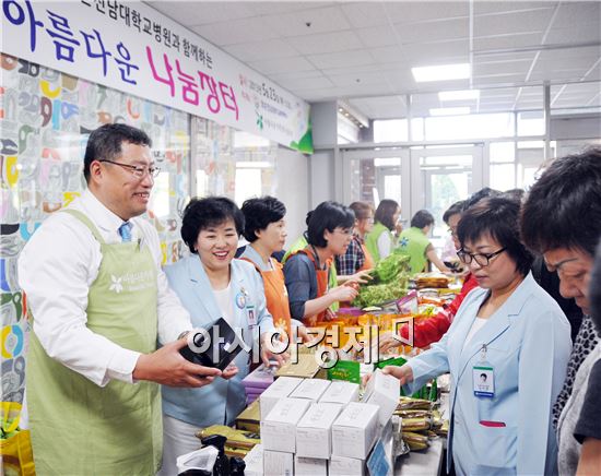 화순전남대병원 정신 원장직무대행( 왼쪽)과 박숙령 간호부장(왼쪽 두 번째) 등 임직원들이 ‘아름다운 나눔장터’에서 고객들을 맞이하고 있다.