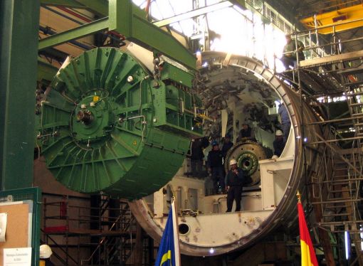 스페인 나반티아 조선소에서 잠수함의 핵심 전기모터가 설치되는 모습