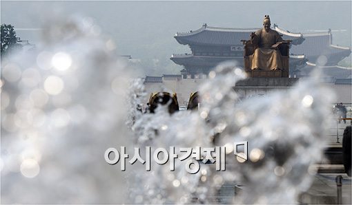 [포토]'요즘 더위, 세종대왕 생각은 어떻해 생각하실까?'