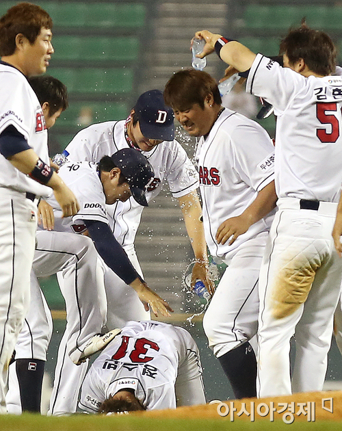 [포토] 끝내기 안타 정수빈에 과격한 축하