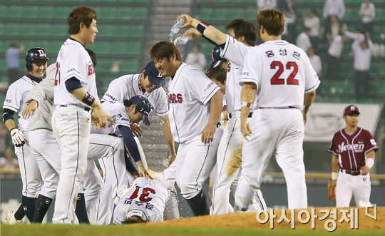 [포토] 과격한 축하