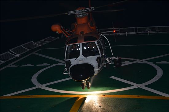 서해해경청 항공단, 헬기 야간 이·착함 시범훈련