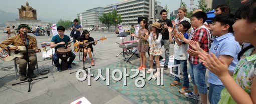 [포토]세종대왕님과 함께 즐거운 거리공연 