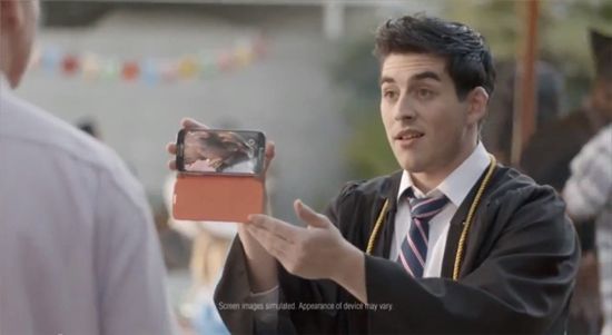 삼성 애플 광고 전쟁… 갤럭시 '눈' vs 아이폰 '귀'