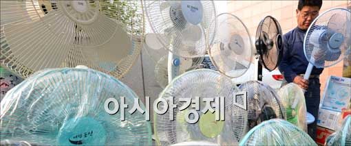 [포토]나열되어 있는 선풍기들