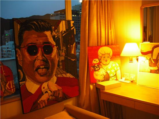 24일부터 홍콩 엑셀시어호텔서 열리고 있는 '홍콩컨템포러리' 행사장인 한 객실부스에 '싸이얼굴' 그림이 선보였다. 박종경 작가의 작품으로 800만원대다.  