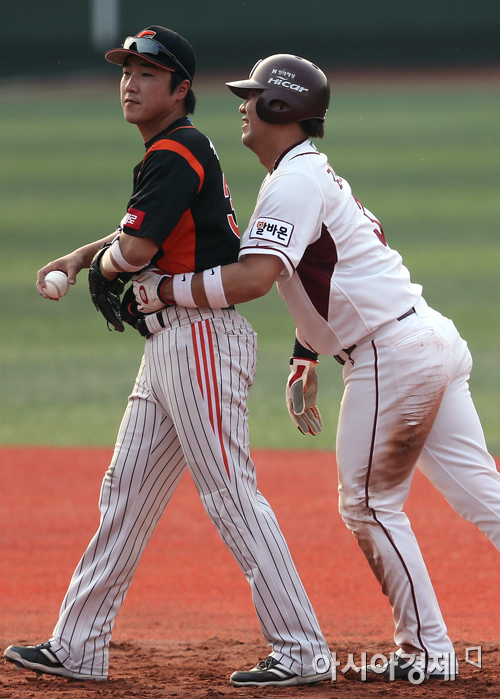 [포토] 김민성 '아쉬운 마음에 허리라도 안아보자'