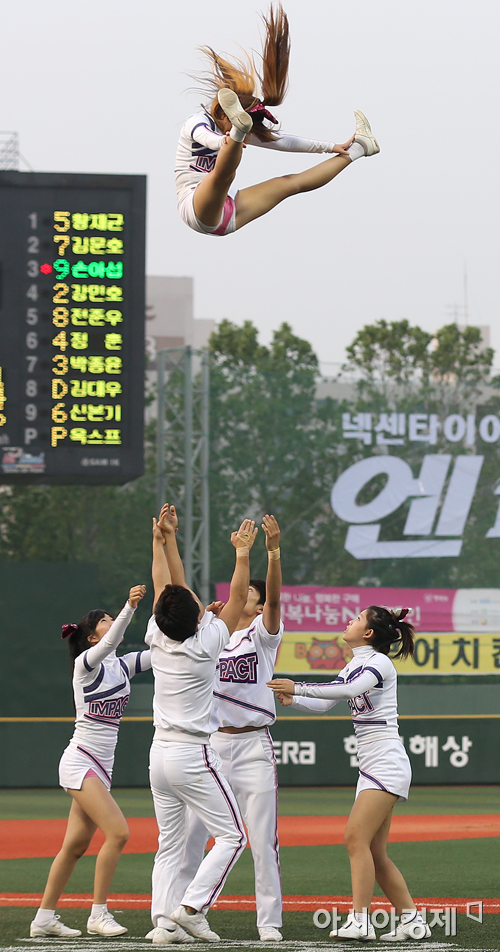 [포토] 치어리딩 시범 선보이는 '임팩트'