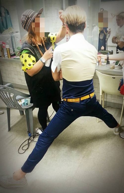 전진 매너다리, 스태프 눈높이 위해 쩍벌…폭풍 배려