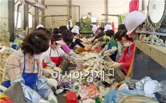 고흥군 간부공직자 부인, 쓰레기 선별 현장체험