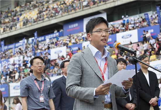 박세창 금호타이어 부사장(당시 직책)이 2013년 5월 25일 중국 상하이 국제 서킷에서 신제품 '엑스타 PS91'을 설명하고 있다.<자료사진>
