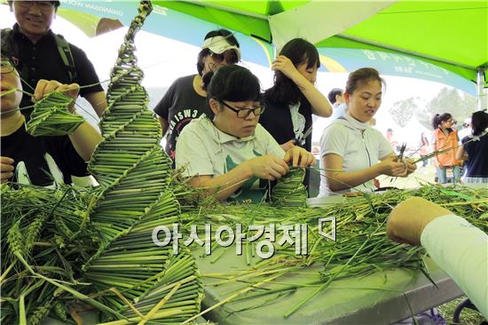 [포토]추억의 여치집 만드는 관광객들