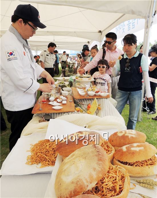 [포토]우리밀 요리 시식하는 관광객들