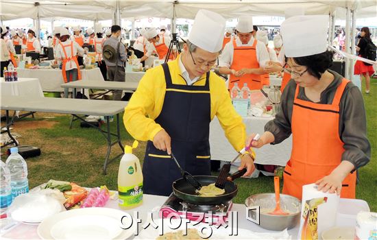[포토]우리밀 요리하는 민형배 광산구청장 부부 