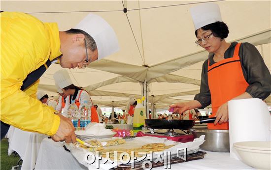 [포토]우리밀 음식만드는 민형배 광산구청장