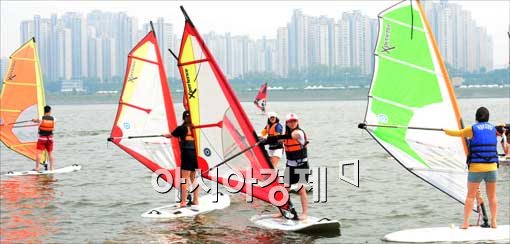 [포토]휴일 맞이 윈드서핑 즐기는 시민들