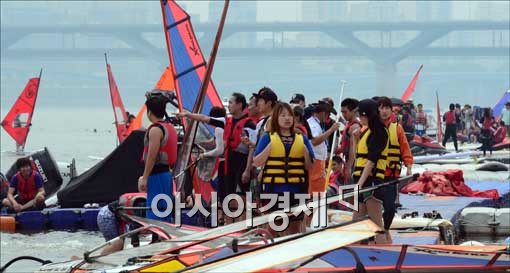 [포토]윈드서핑장에 붐비는 시민들