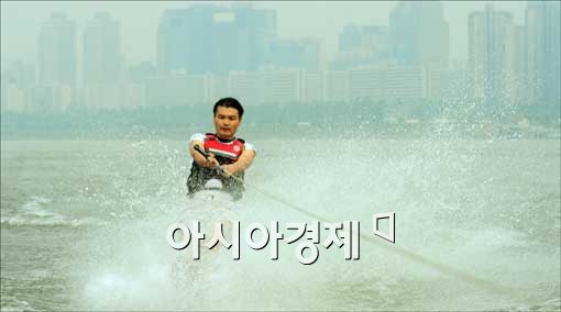 [포토]수상스키 즐기는 시민
