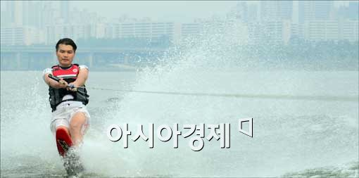 [포토]물살을 맞으며
