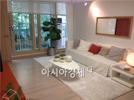 주방과 일자로 이어진 59㎡형 거실 전경.