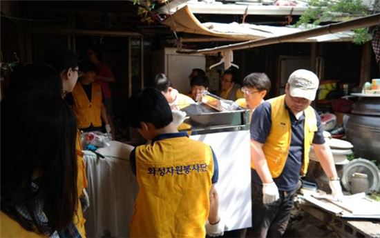 화성산업, 기초수급가정 집수리 봉사활동 실시