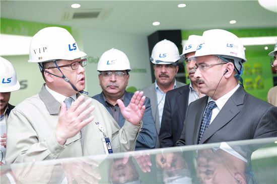 구자균 LS산전 부회장(왼쪽)이 카림 아프탄 이라크 전력부 장관에게 부산사업장에서 제품에 대해 설명하고 있다. 
