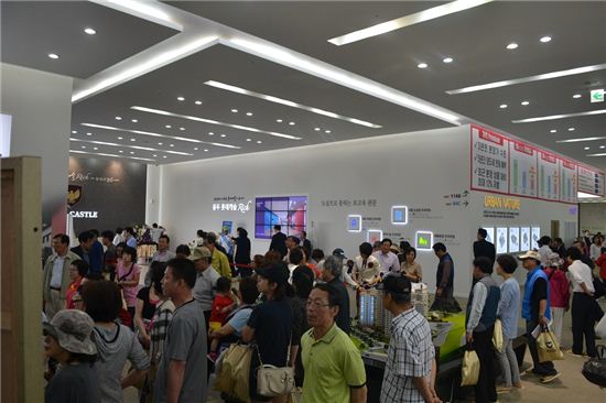 불볕더위 뚫은 분양 훈풍… 견본주택 주말에만 8만명 ‘북적’ 