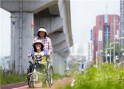 미래에셋박현주재단, 중증장애인 위한 특수자전거 지원사업 실시