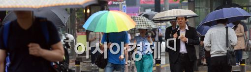 [포토]우산 쓰고 출근하는 시민들