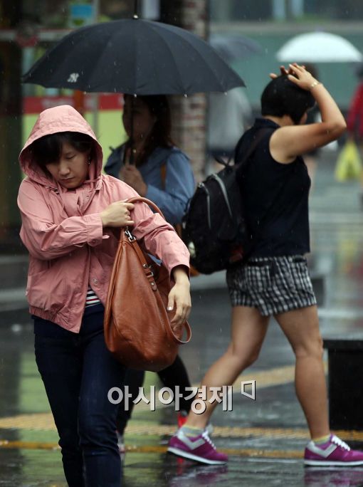 [포토]우산 없이 출근 중