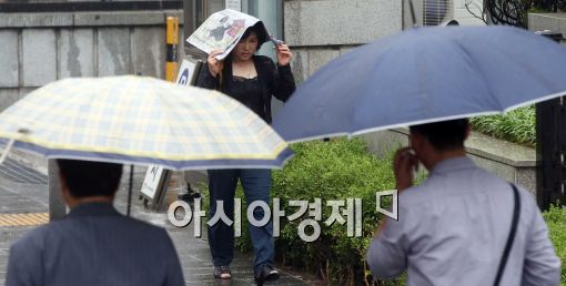 [포토]우산이 없으면 신문이라도
