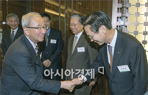 [포토]"KB국민은행장 반가워요"