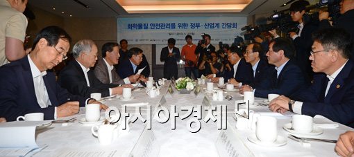 [포토]윤성규, "국민들의 안전이 최우선입니다"