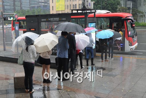 [포토]버스정류장 우산이 나란히 