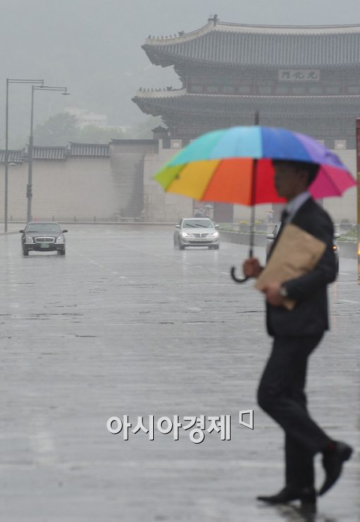 [포토]우중충한 도심 속 오색빛깔 우산 