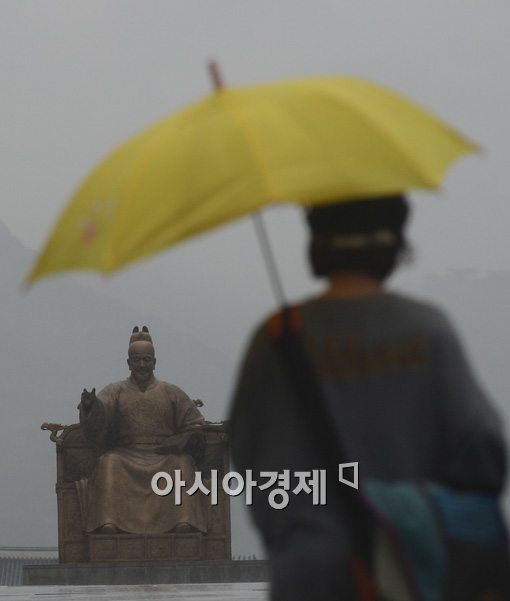 [포토]세종대왕님, 같이 우산 써요 