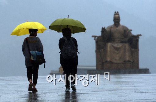 [포토]'우산 둘이 나란히 걸어갑니다'