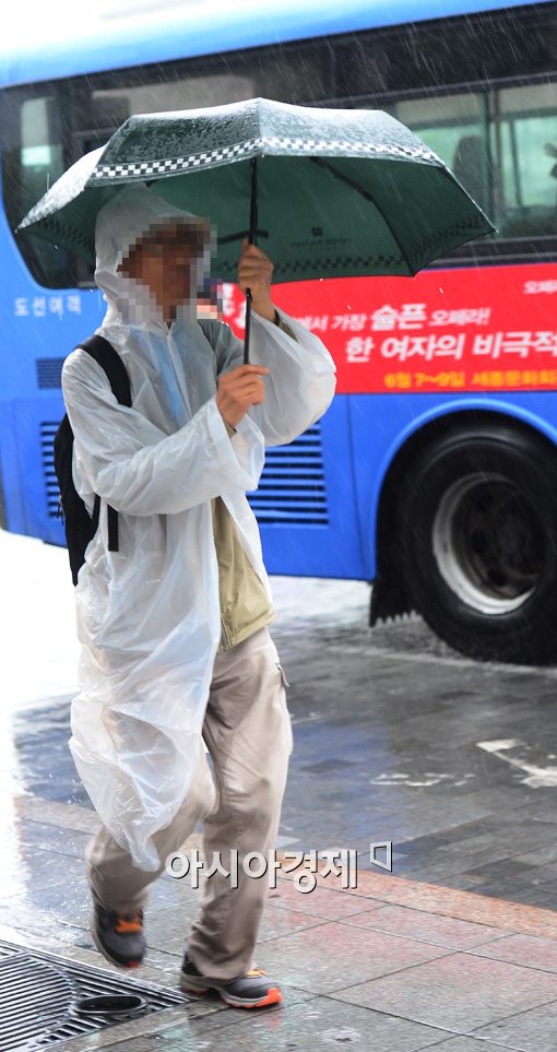 [포토]우산 하나로 부족합니다 