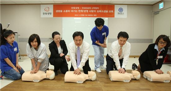 한화생명은 27일 오후 신촌 세브란스병원 교육센터에서 한화생명 임직원과 FP를 대상으로 심폐소생술 교육을 진행했다. 행사에 참가한 김관영 한화생명 전무(왼쪽에서 네번째) 및 임직원ㆍFP들이 흉부기본심폐소생술 실습을 하고 있다.
