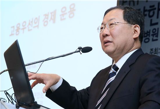 박병원 전국은행연합회장이 28일 한국경제연구원이 주최한 KERI 포럼에서 강연하고 있는 모습. 