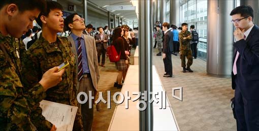 [포토]취업게시판 보는 구직자들