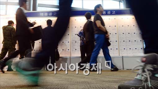 [포토]구직자들, 빠른 발걸음