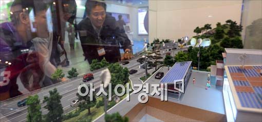 [포토]첨담방재 시스템 살펴보는 관람객들