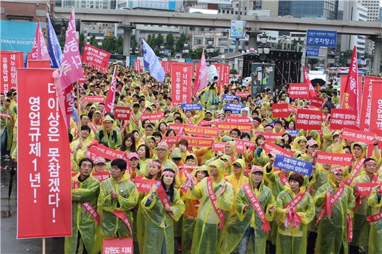 [르포]"유통법 1년..직원 8명 잘랐다, '상생' 아닌 '살생'이다"