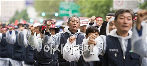 [포토]구호 외치며 행진하는 건설노동자