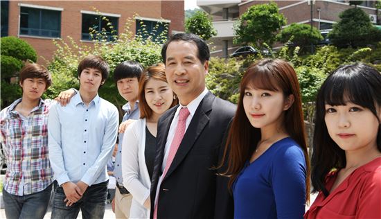 김왕복 조선이공대 총장이 교정에서 학생들과 기념촬영을 하고 있다.